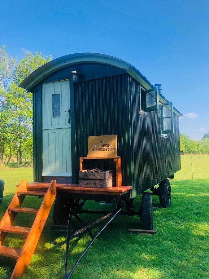 The Big Green Shepherds Hut Charlwood Екстер'єр фото