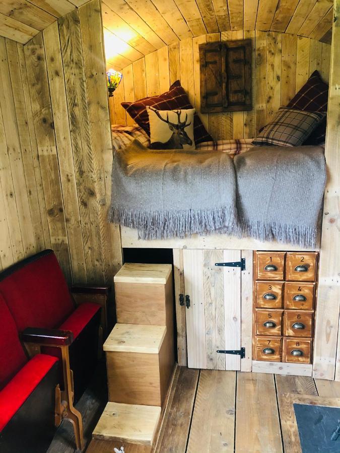 The Big Green Shepherds Hut Charlwood Екстер'єр фото