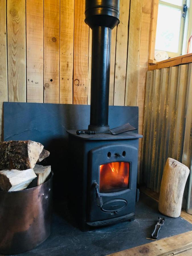 The Big Green Shepherds Hut Charlwood Екстер'єр фото