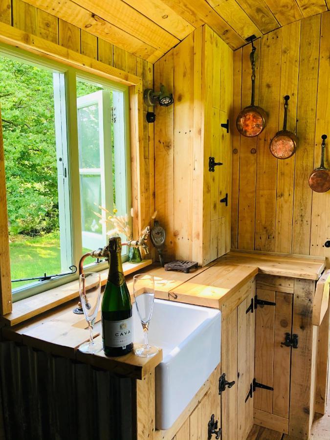 The Big Green Shepherds Hut Charlwood Екстер'єр фото