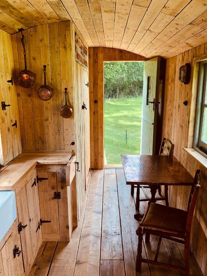 The Big Green Shepherds Hut Charlwood Екстер'єр фото