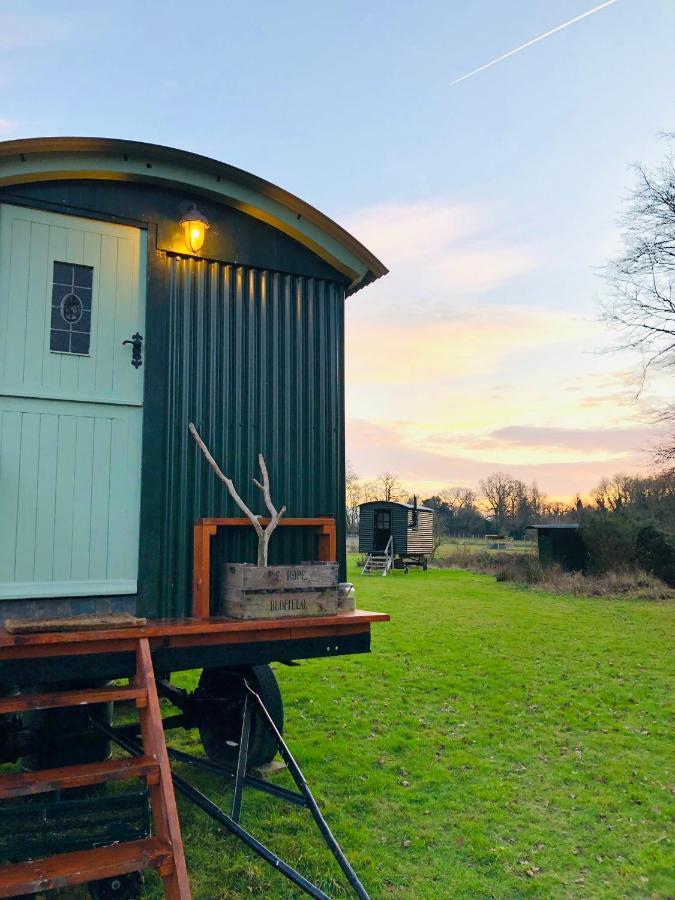 The Big Green Shepherds Hut Charlwood Екстер'єр фото